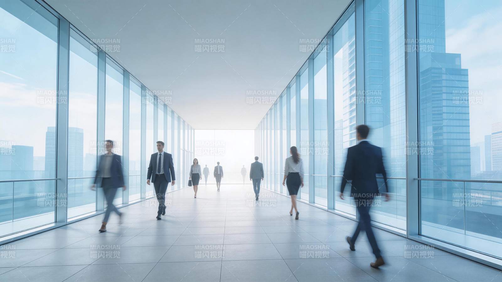 现代办公走廊中行人穿梭的商务场景图片