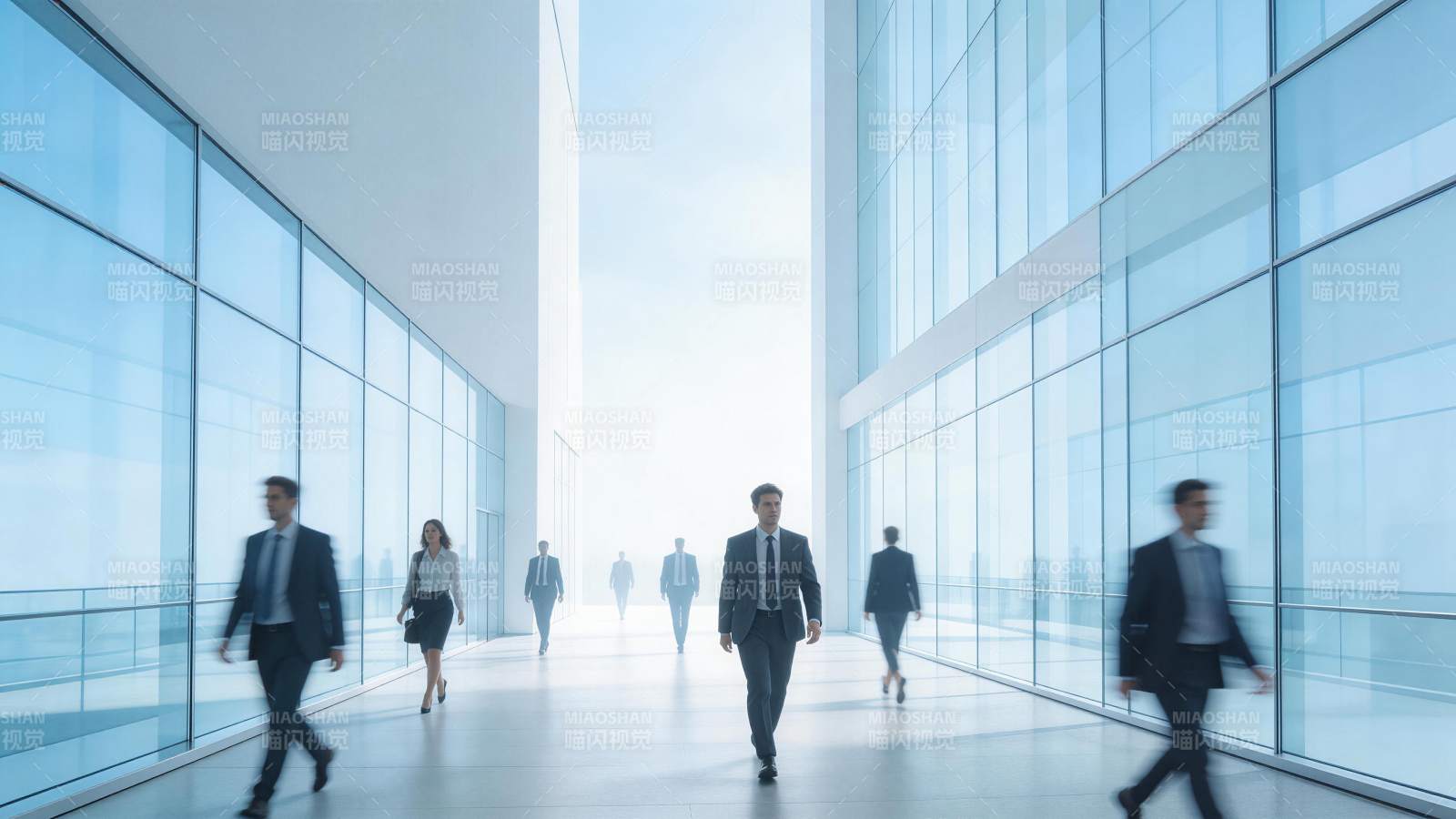 现代玻璃走廊中多位商务人士行走场景图片