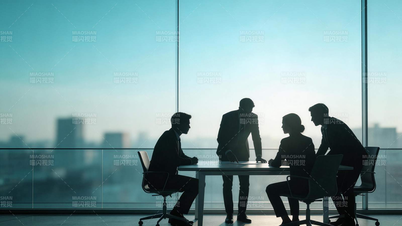四人商务会议剪影于高层办公室窗前图片