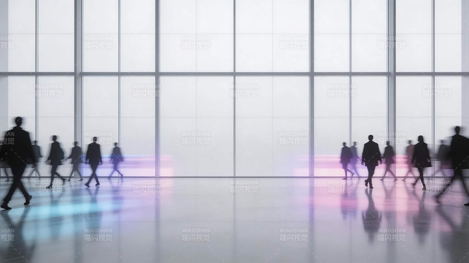 现代办公大厅中行人穿梭的剪影场景图片