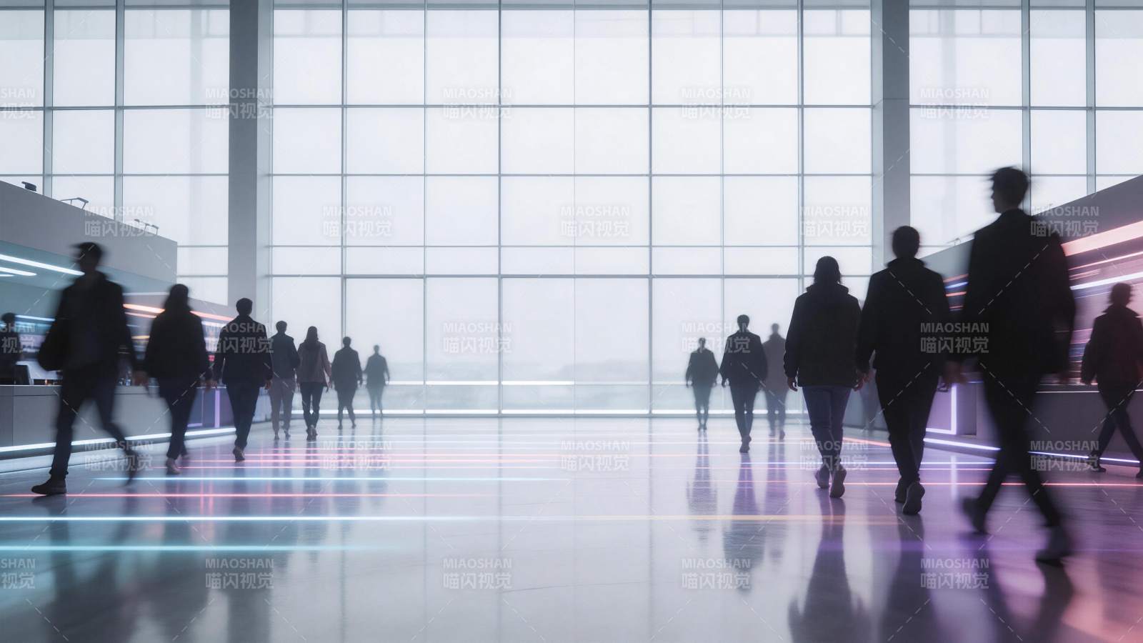 现代建筑内行人穿梭于发光地面走廊图片