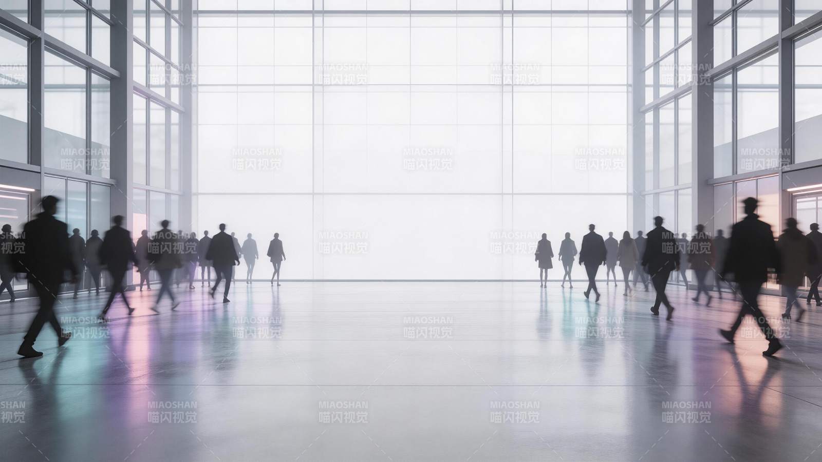 现代玻璃幕墙大厅中行走的人群剪影图片