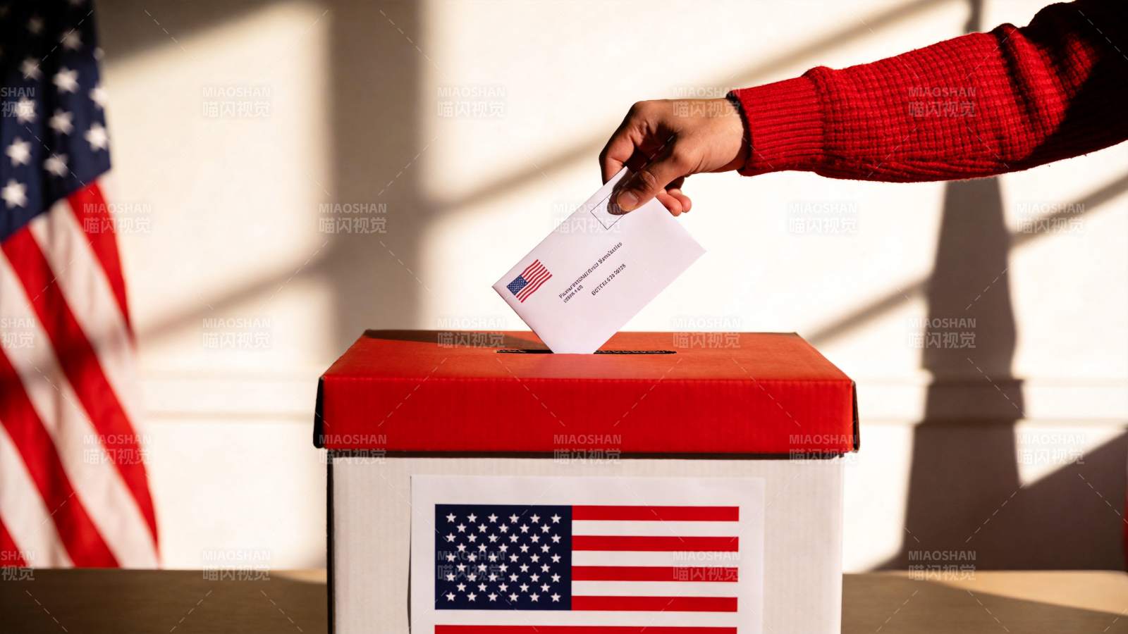 手投选票入红色投票箱美国国旗旁图片