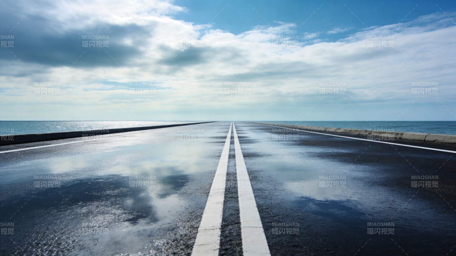 海边湿滑公路延伸至海天交界处图片