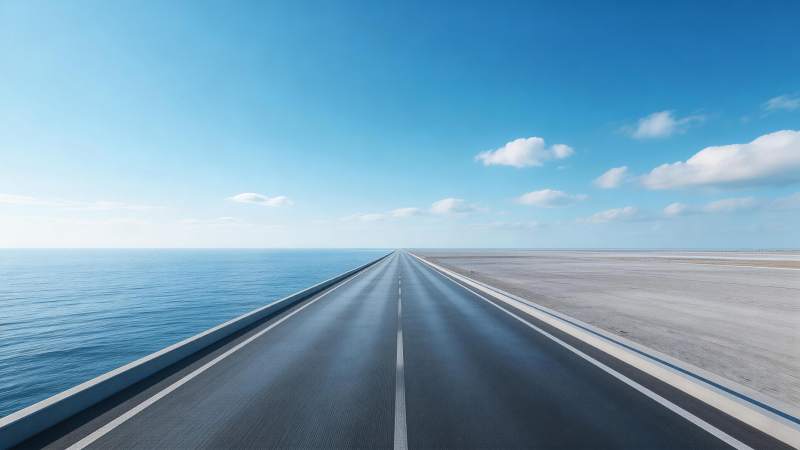 笔直公路延伸至海天交界处的开阔景象图片