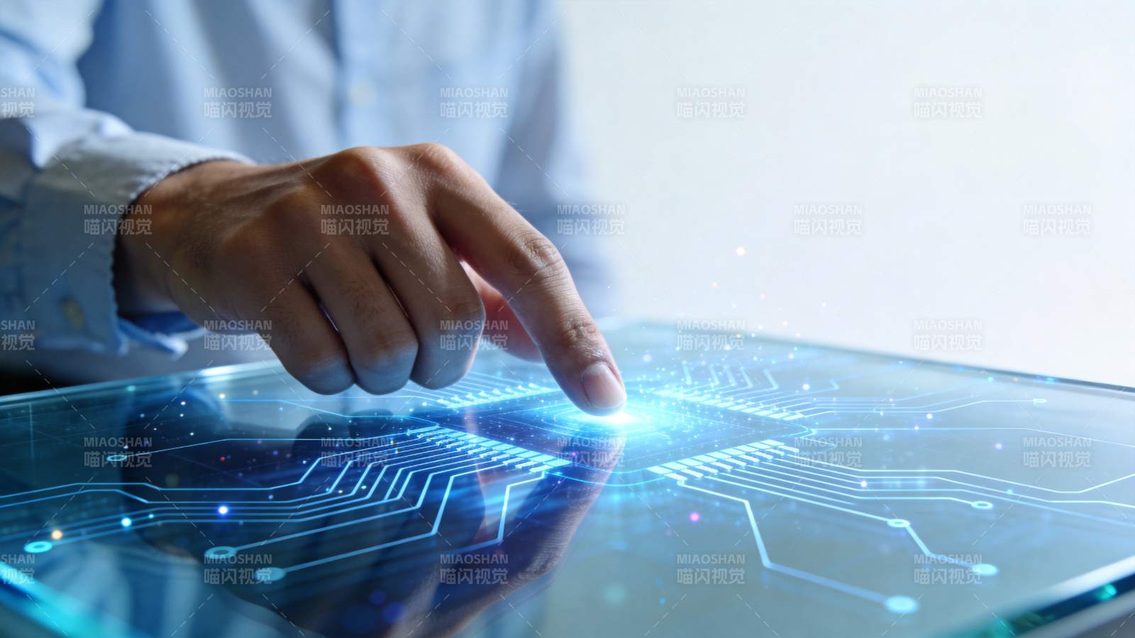 手指触碰发光电路图案透明屏幕图片