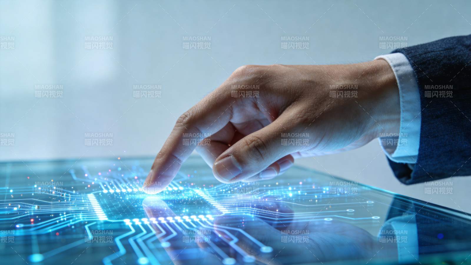 手指触碰发光电路板界面的科技操作场景图片