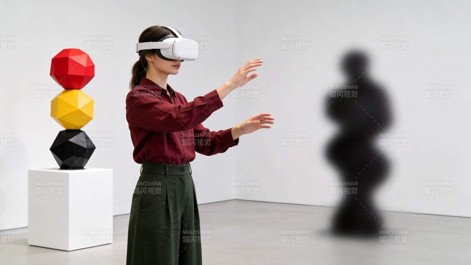 女子佩戴VR设备在展厅中交互体验虚拟影像图片