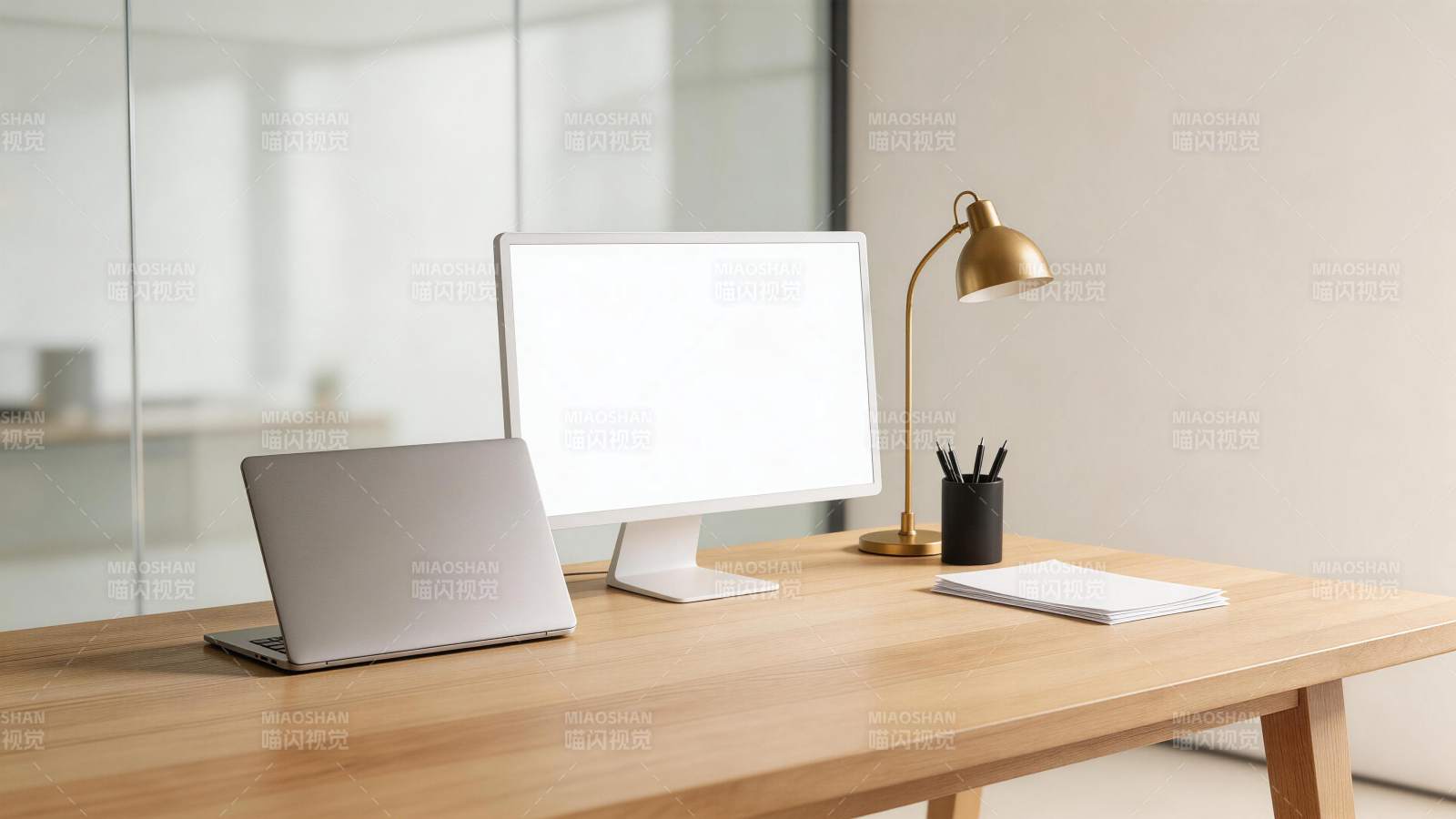 木质办公桌上摆放笔记本电脑显示器台灯文具图片