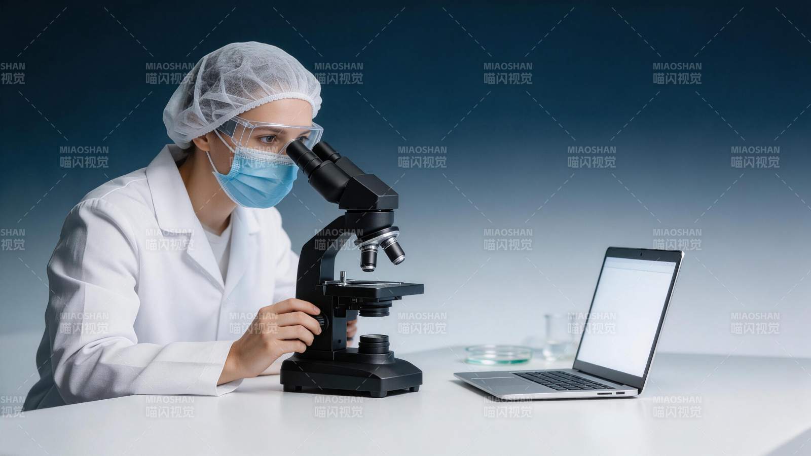 科研人员佩戴口罩使用显微镜进行实验观察图片