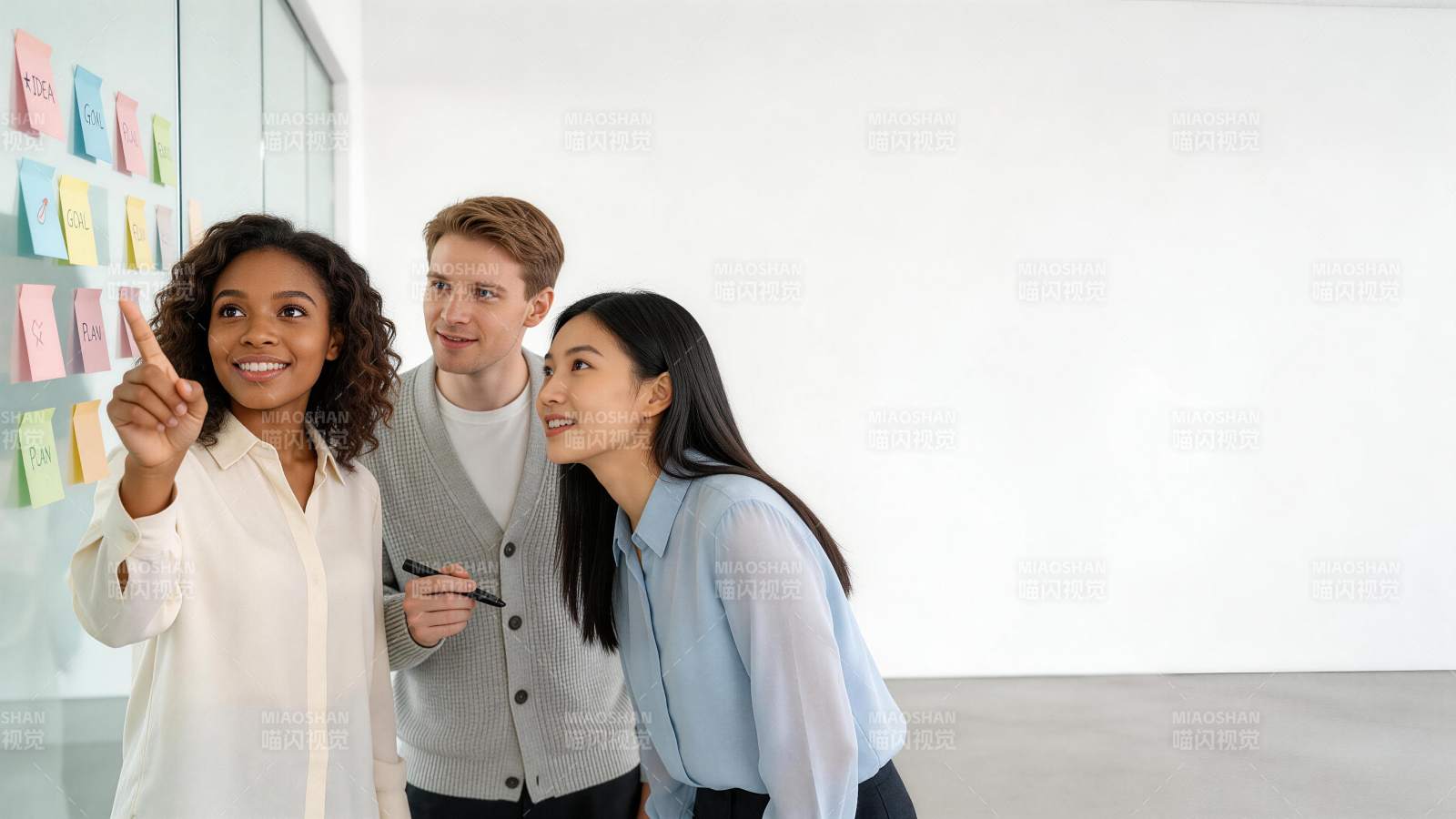 三人协作讨论墙贴便签内容场景图片