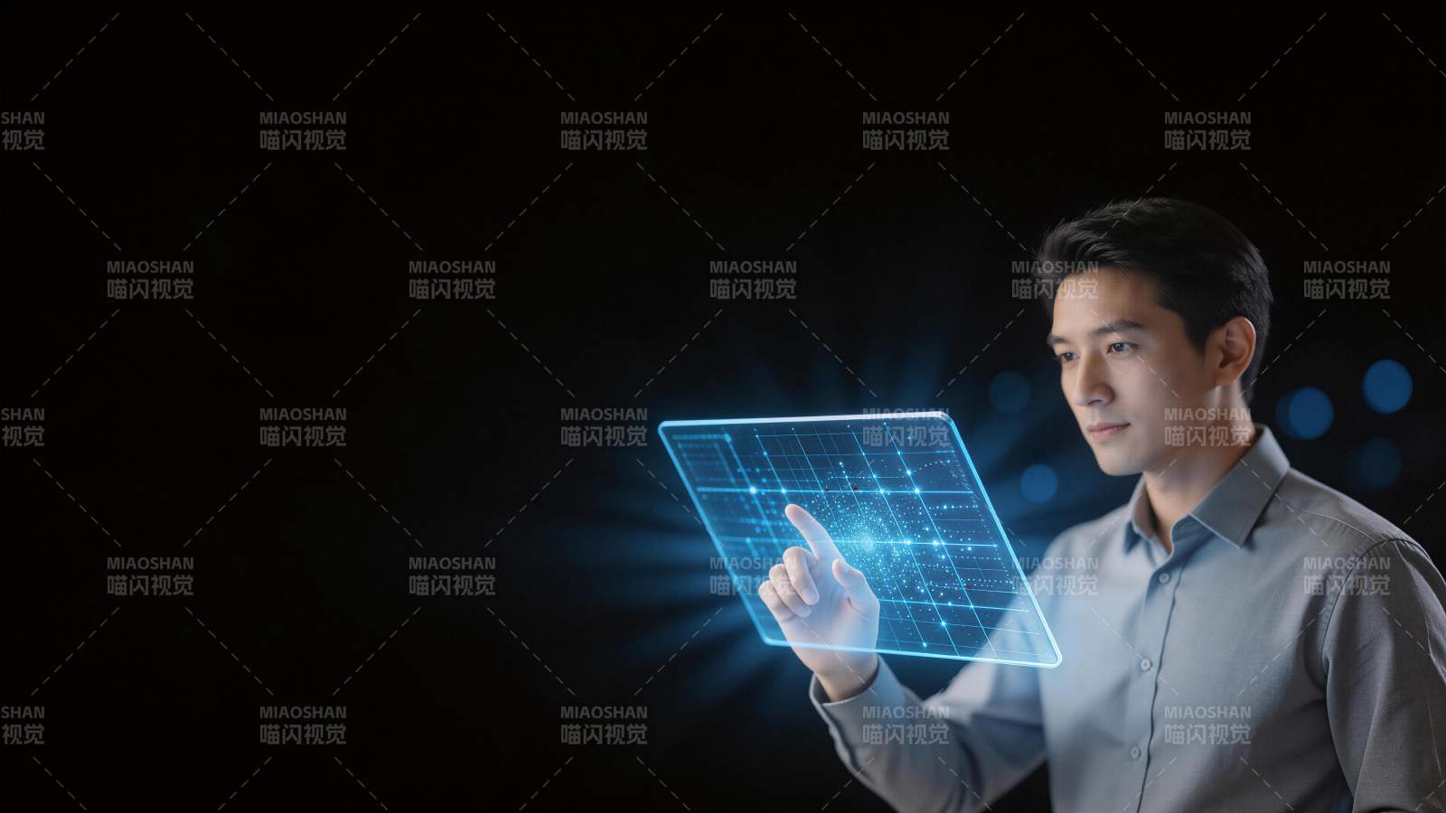 男子手指触控蓝色全息数据面板图片