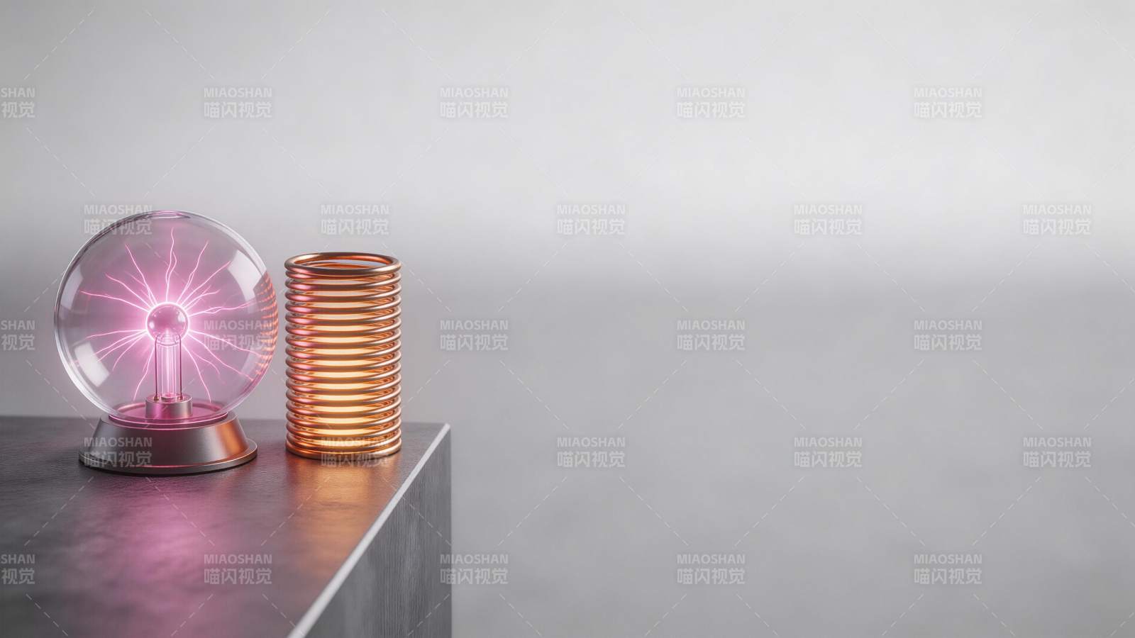 辉光放电球与铜线圈置于金属台面图片
