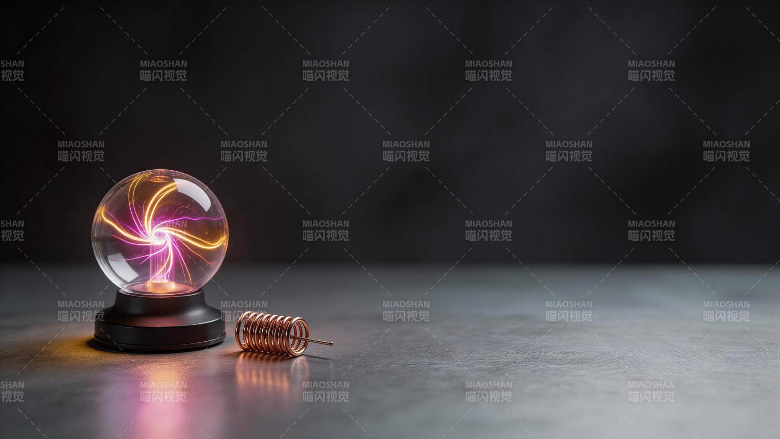 等离子球与铜线圈置于暗色台面展示图片