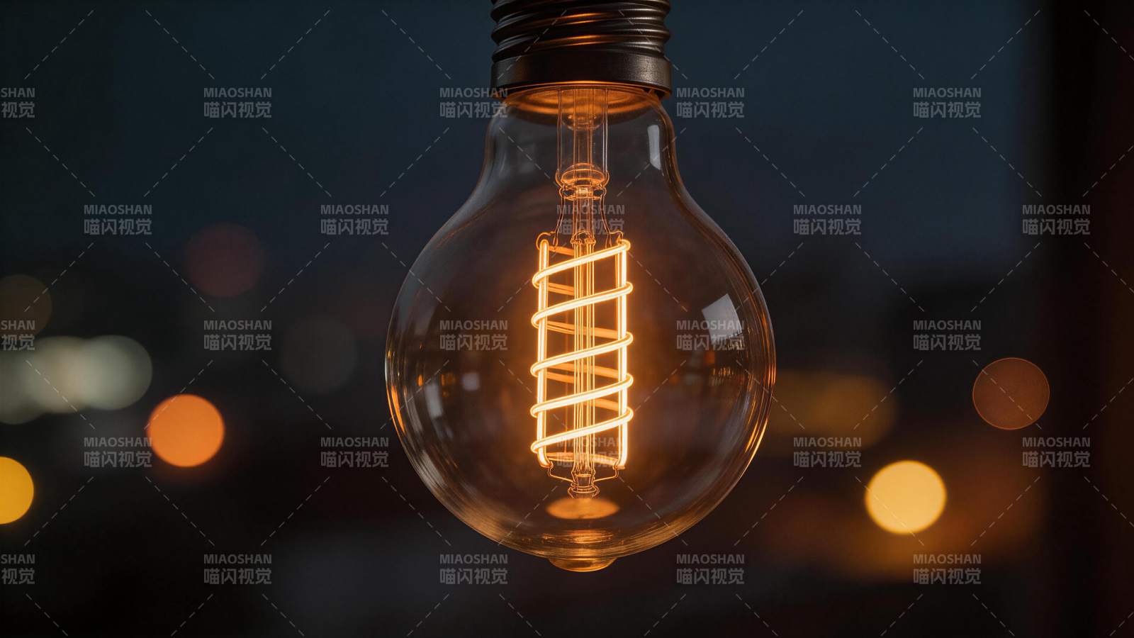 发光的螺旋钨丝白炽灯泡特写图片