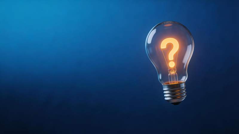 发光灯泡内呈现问号符号特写图片