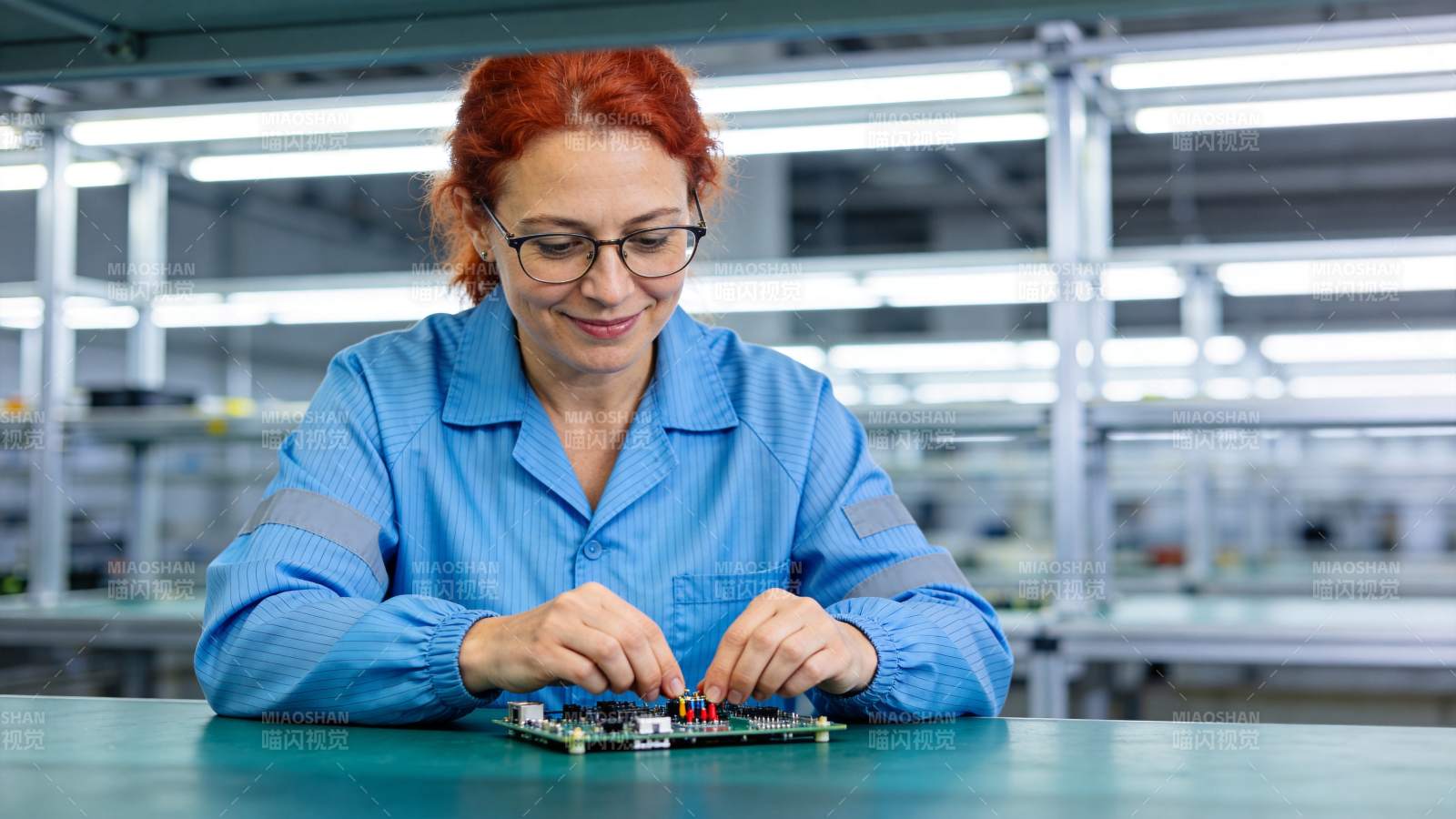 红发女工在工厂车间组装电路板图片