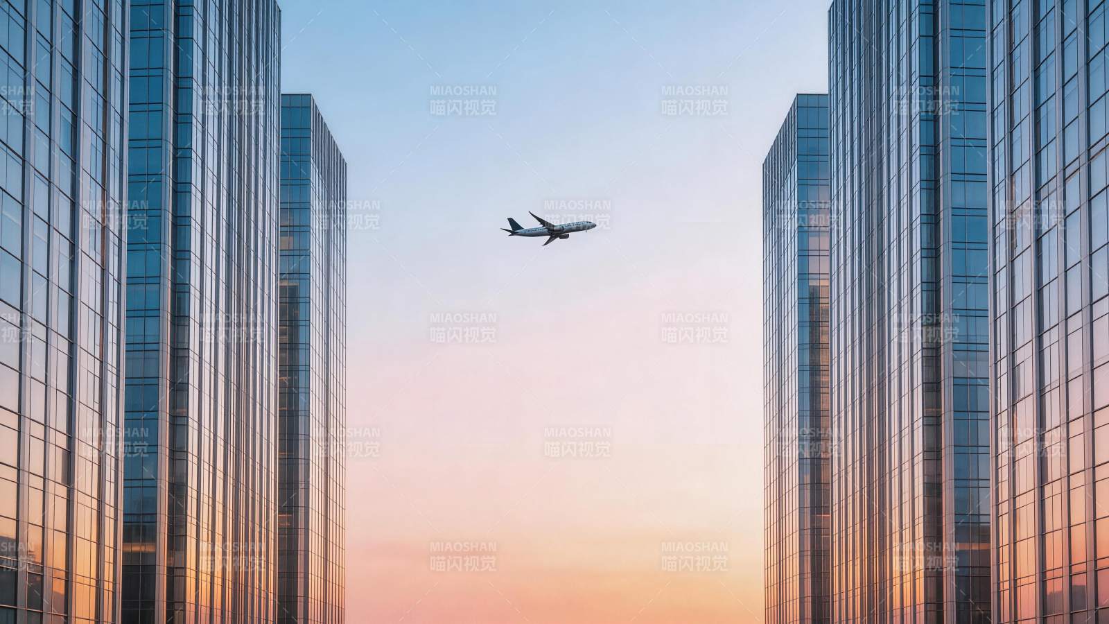 城市高楼间飞行的客机与晚霞天空图片