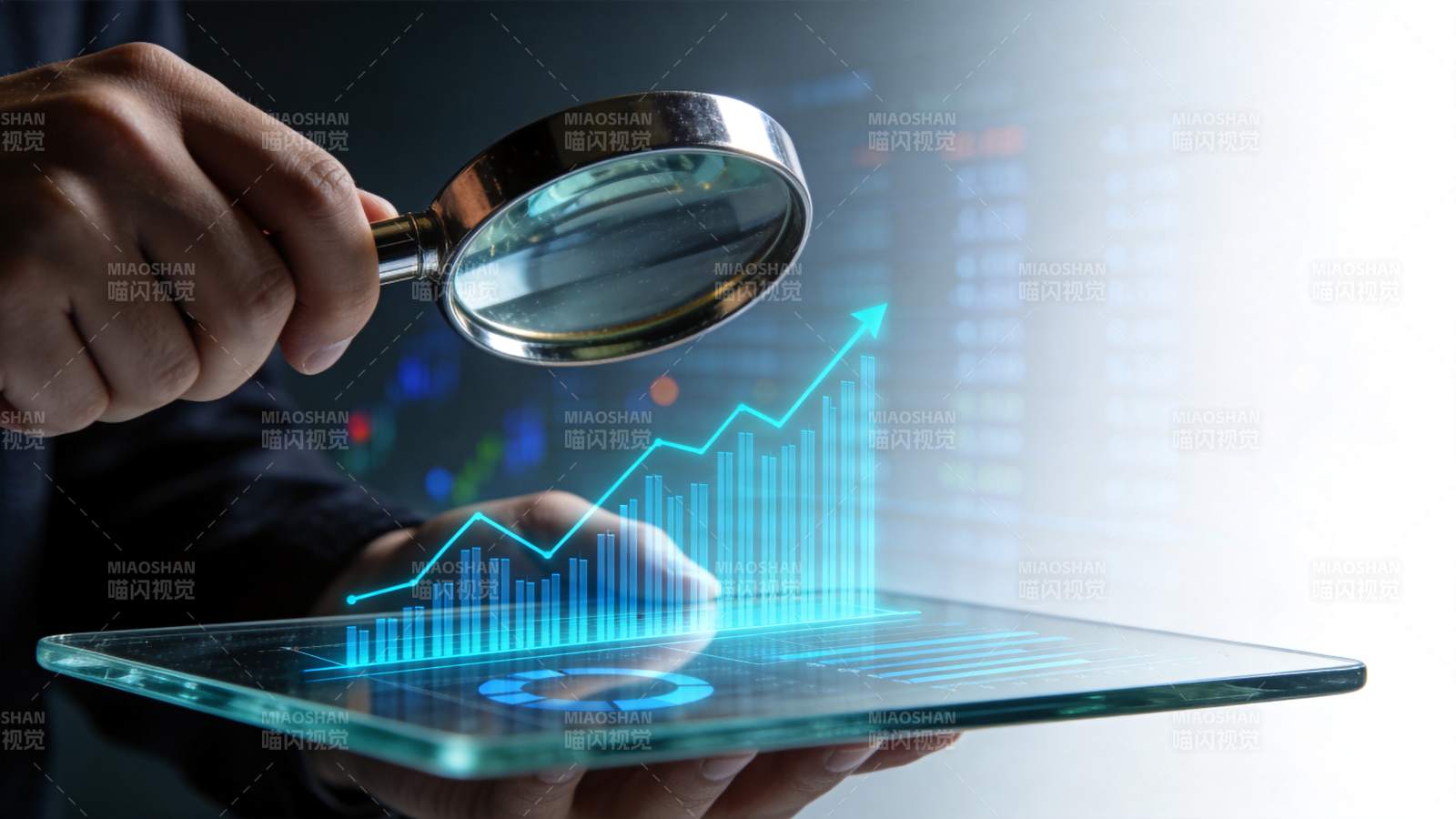 手持放大镜观察平板上上升趋势图表图片