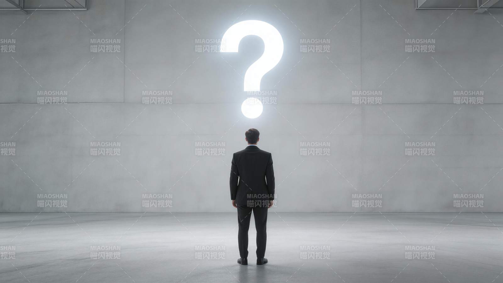 穿西装男子背对站立凝视发光问号图片