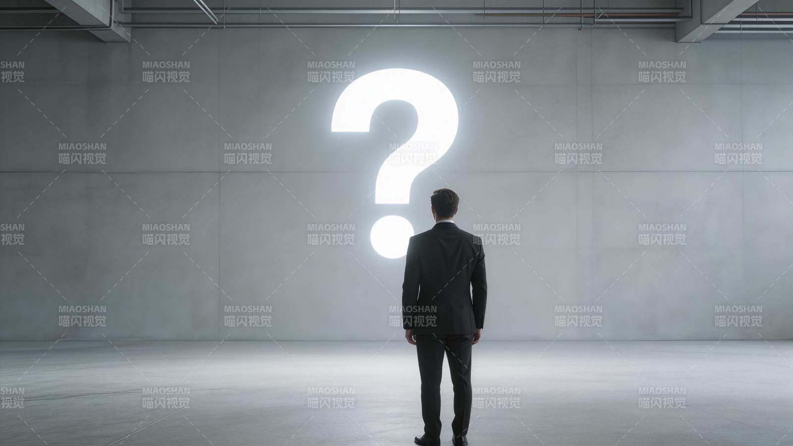 穿西装男子背对站立凝视发光问号符号图片