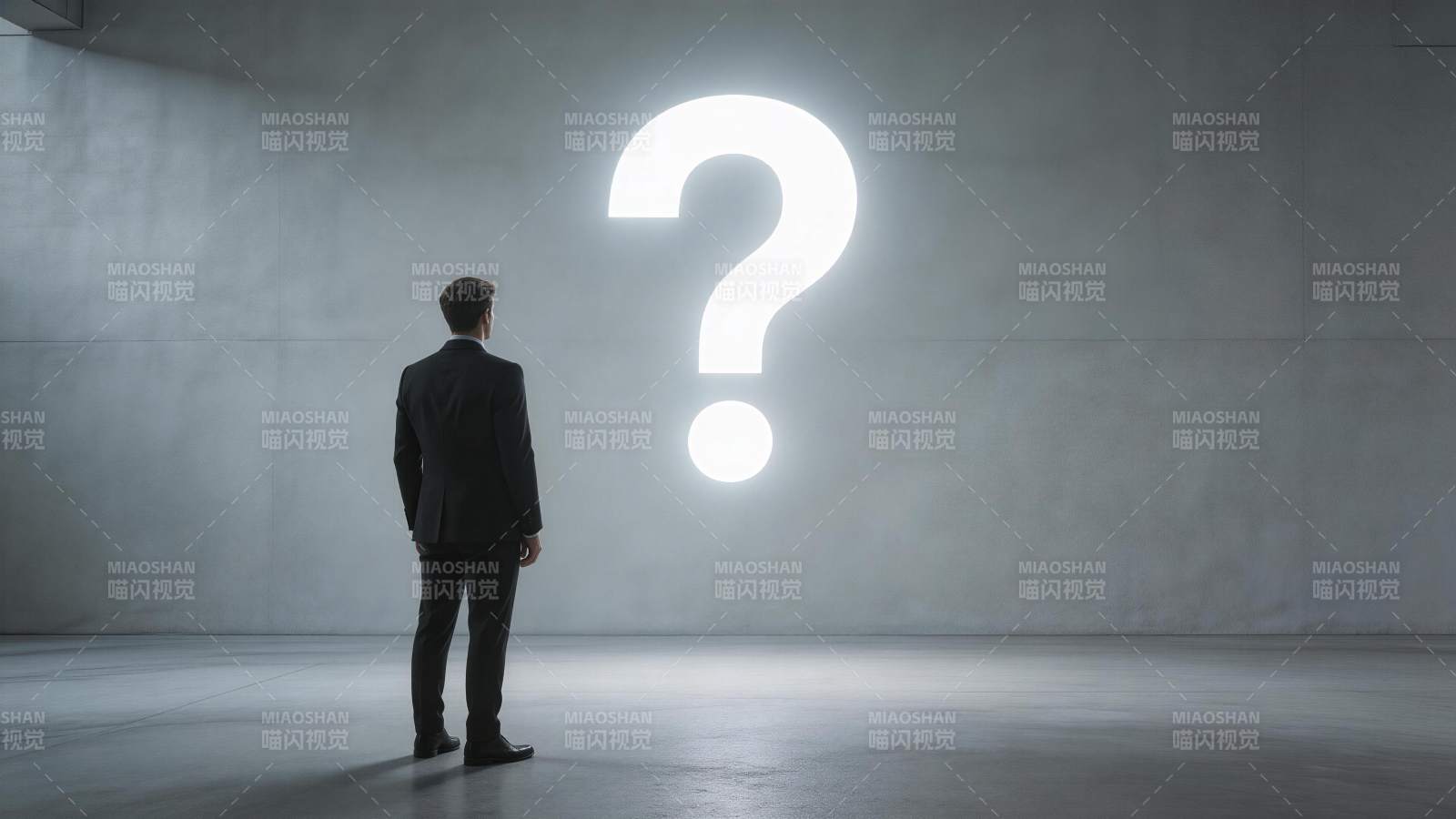 西装男子背对站立凝视发光问号符号图片