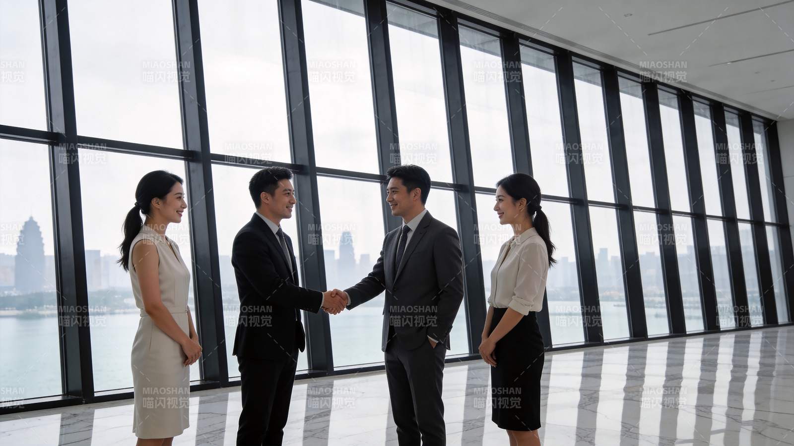 四位职场人士在落地窗前握手交流图片