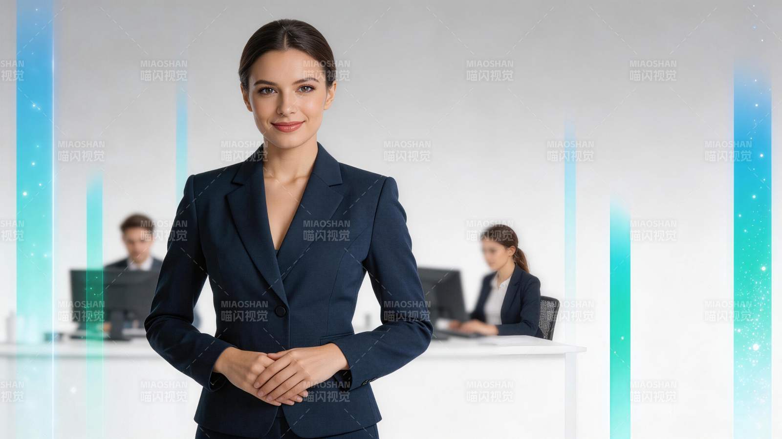 职场女性身着深蓝西装站立办公环境图片