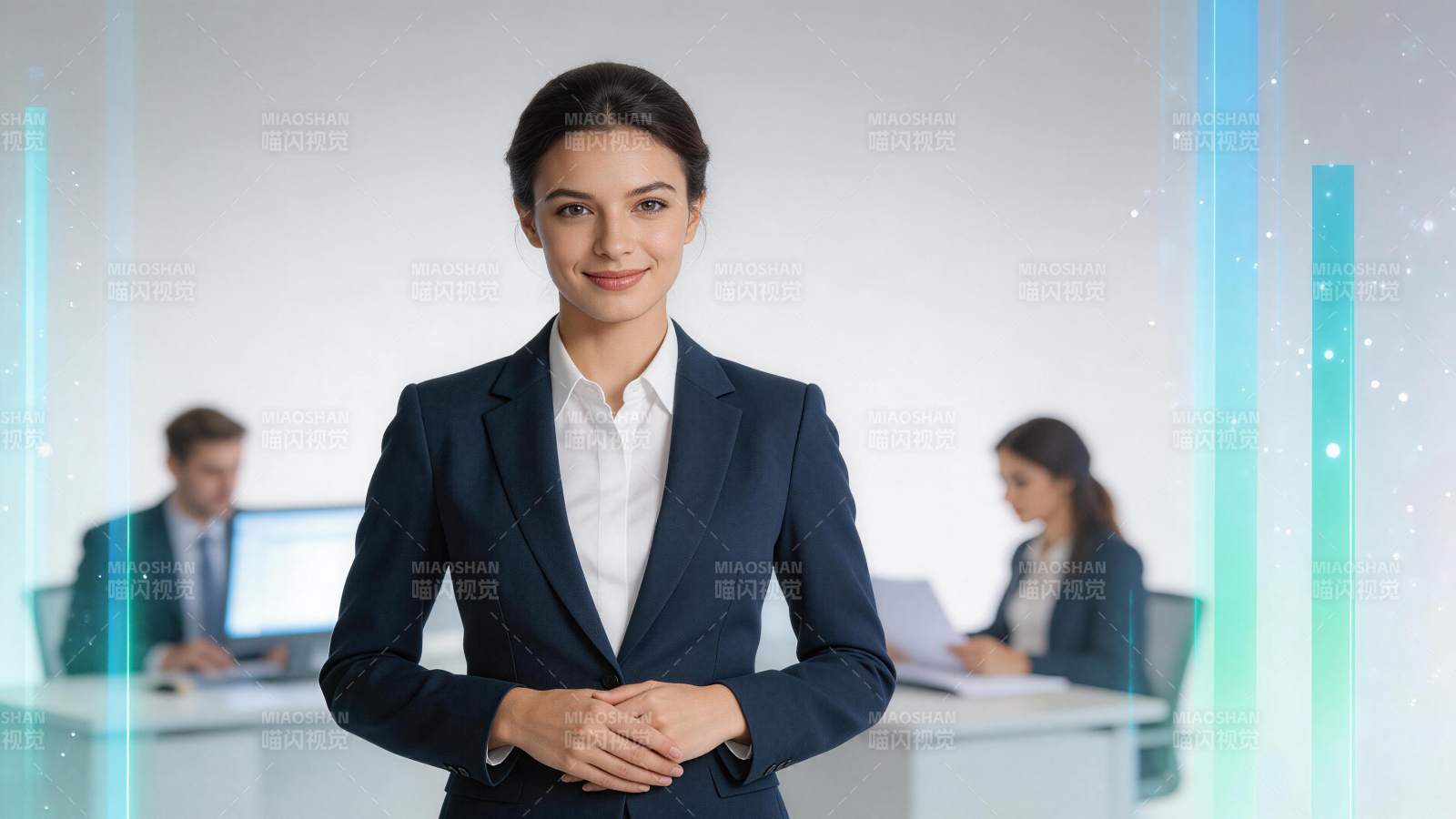 职场女性身着深蓝西装站立办公环境图片