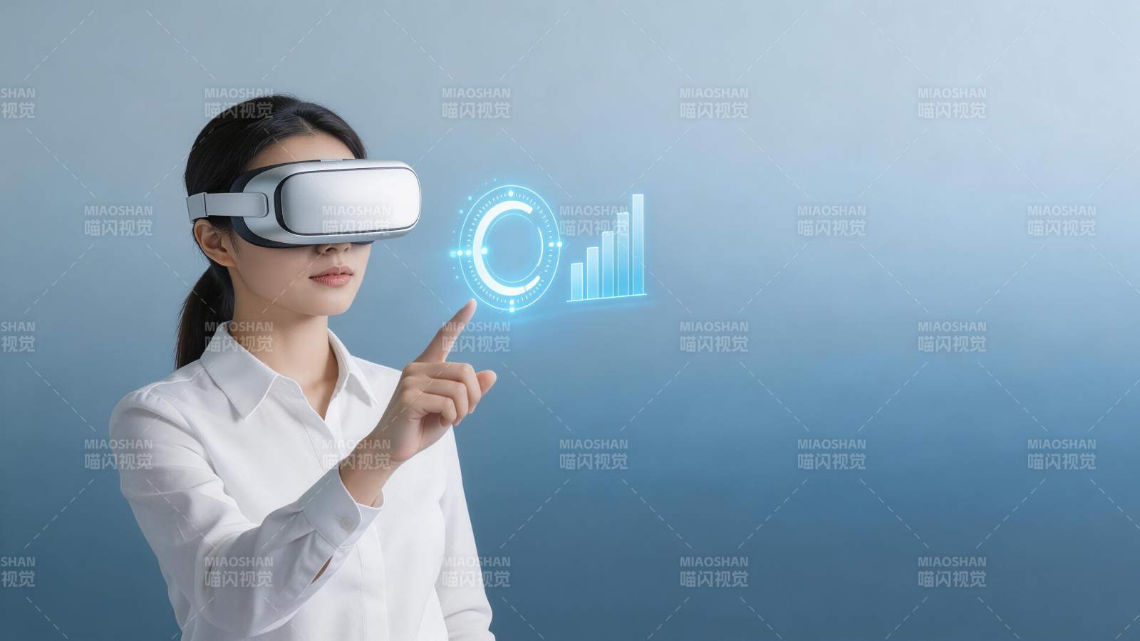女性佩戴VR设备操作全息数据图表图片