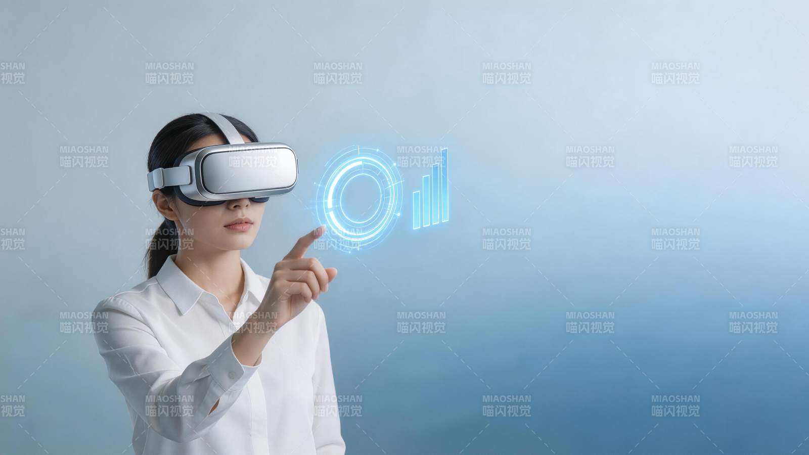 女性佩戴VR设备操作全息数据图表图片