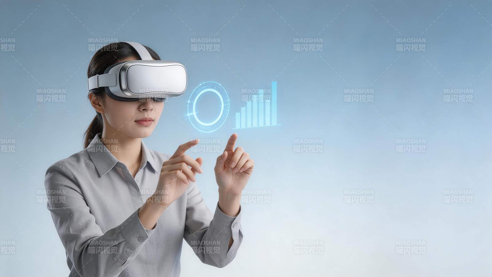 女性佩戴VR设备操作虚拟数据图表图片