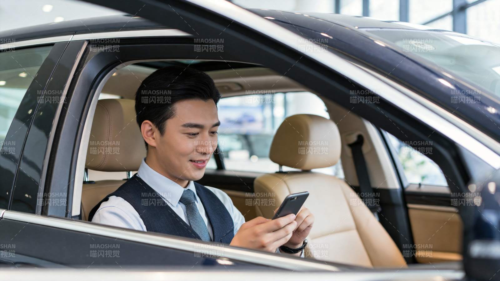 男士坐在车内专注查看手机屏幕图片