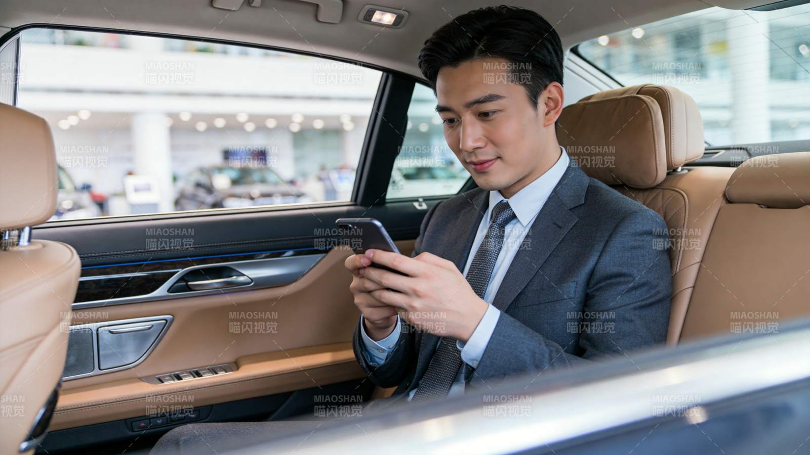 西装男子车内使用智能手机专注操作图片