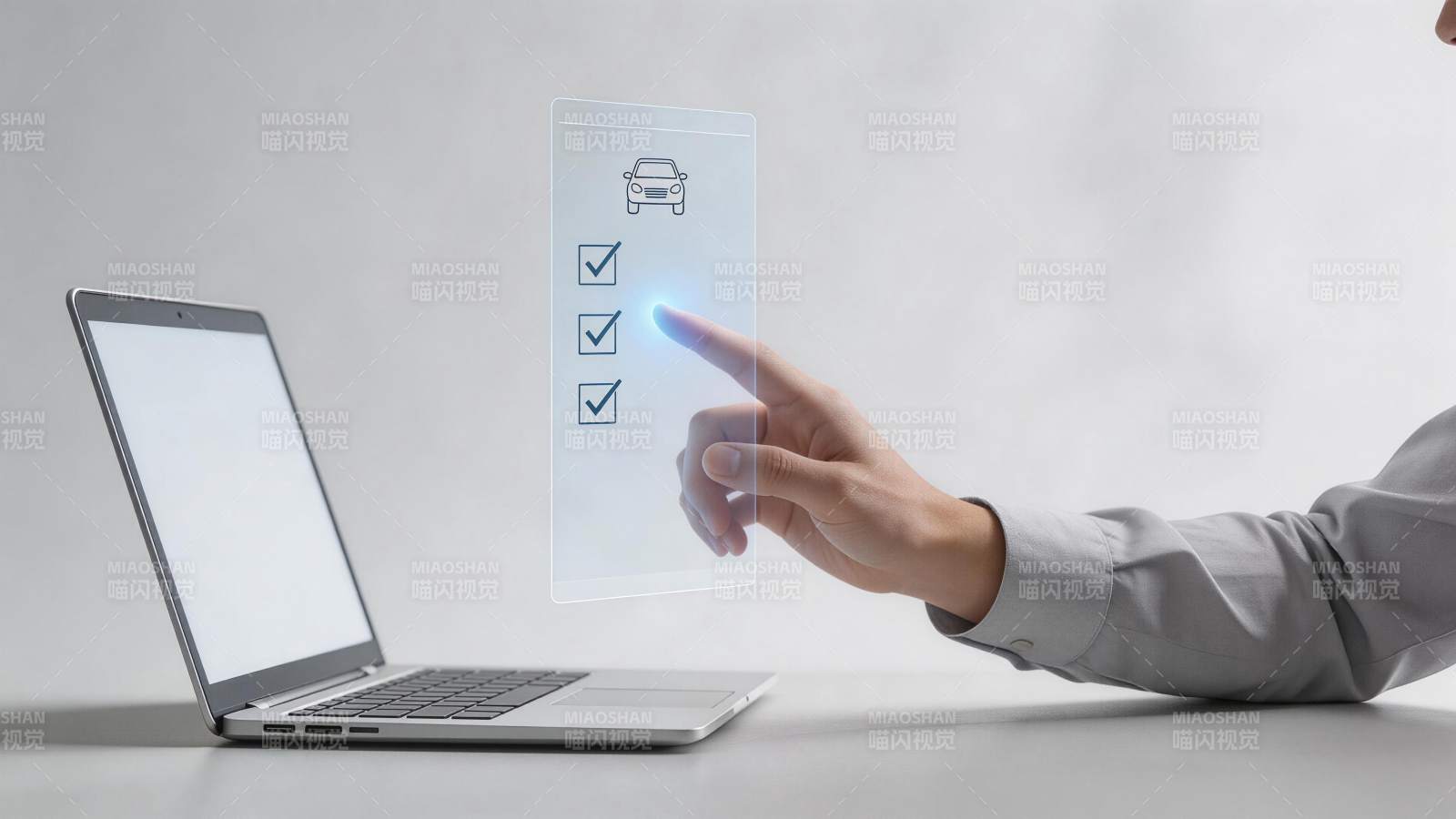 手触虚拟屏幕选择汽车配置选项界面图片