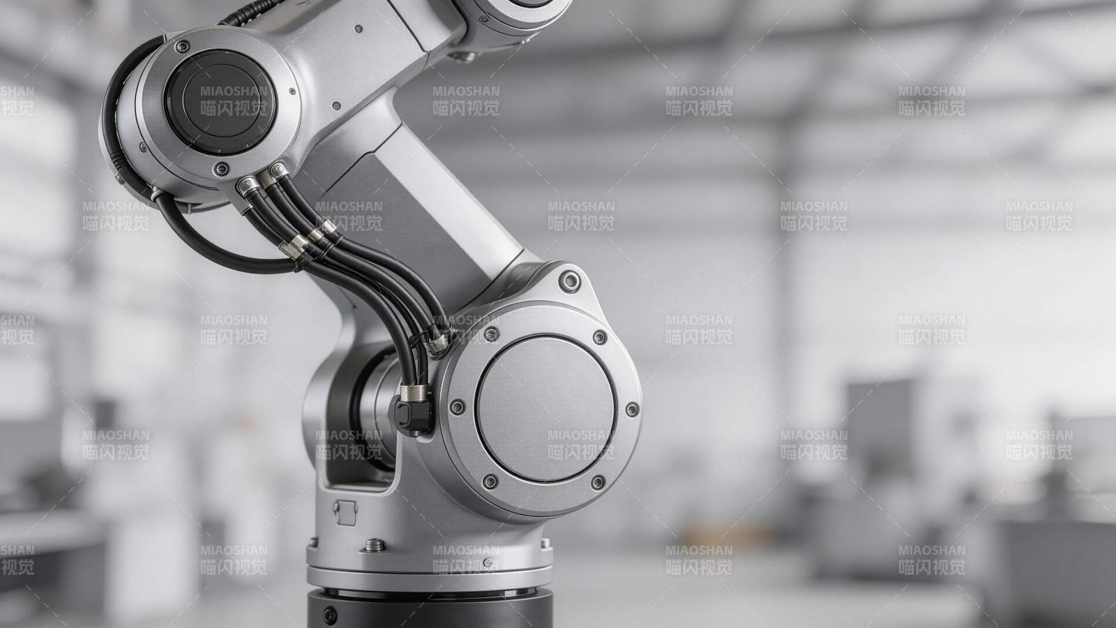 工业机械臂特写展示精密结构与管线布局图片