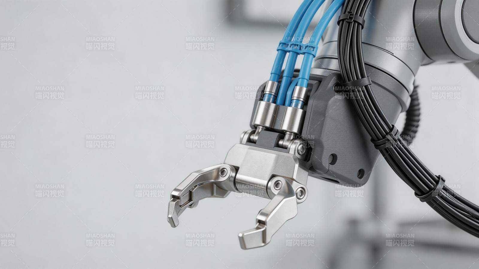 工业机械臂末端夹爪与线缆特写图片
