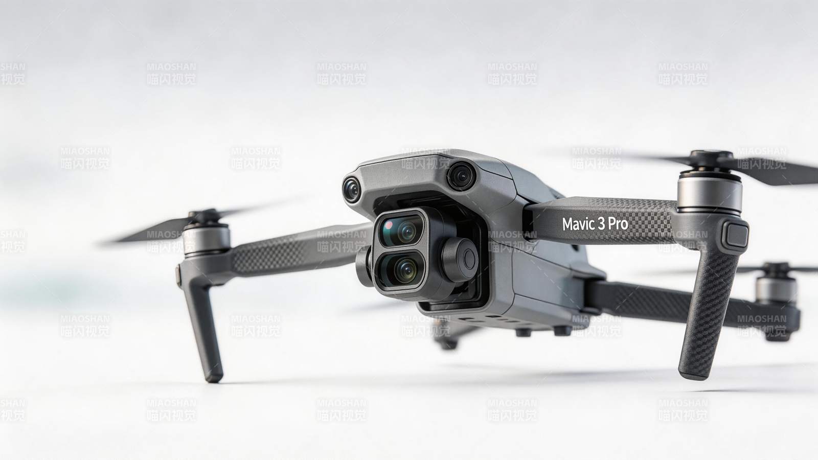 灰色Mavic 3 Pro无人机特写展示图片
