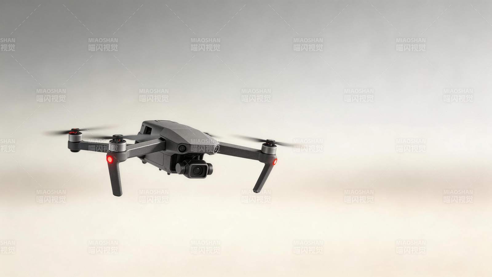 灰色四轴无人机悬停空中带红色指示灯图片