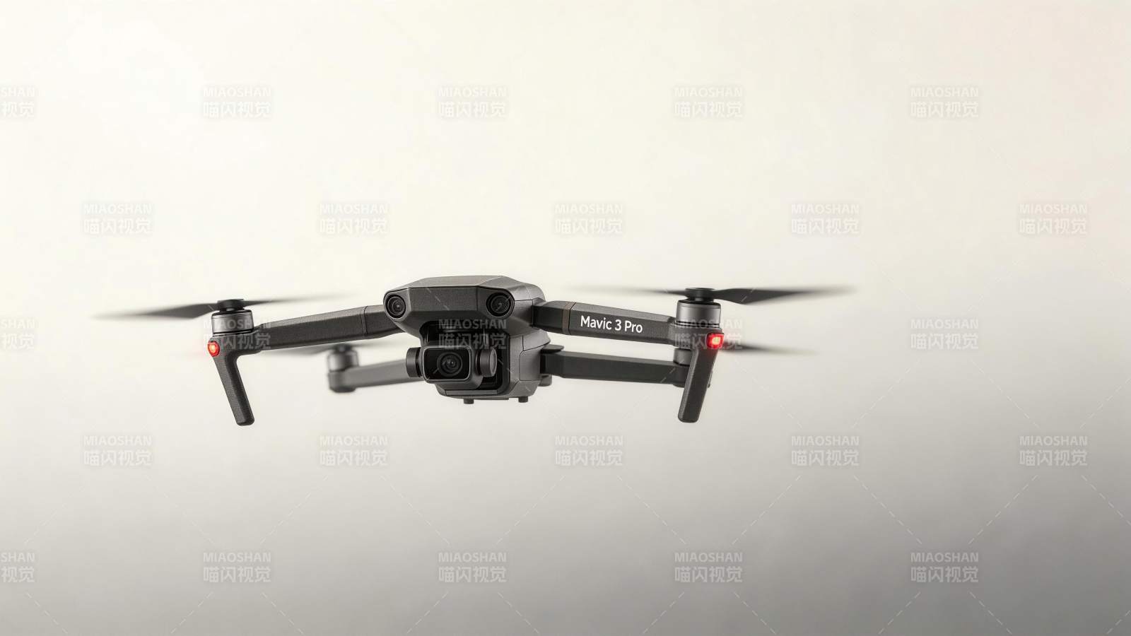 灰色Mavic 3 Pro无人机悬停于浅图片