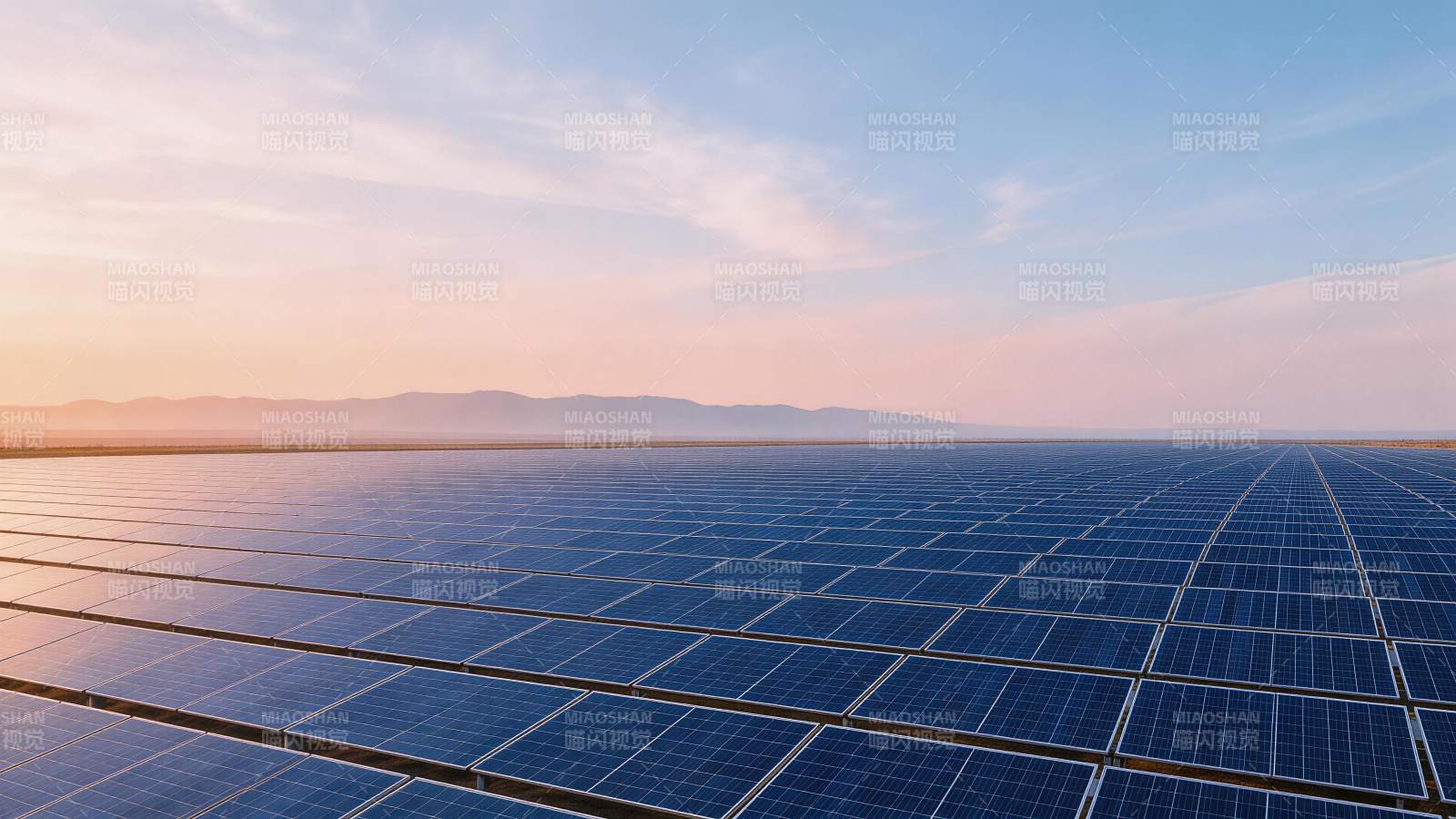 广阔荒漠中整齐排列的太阳能电池板阵列图片