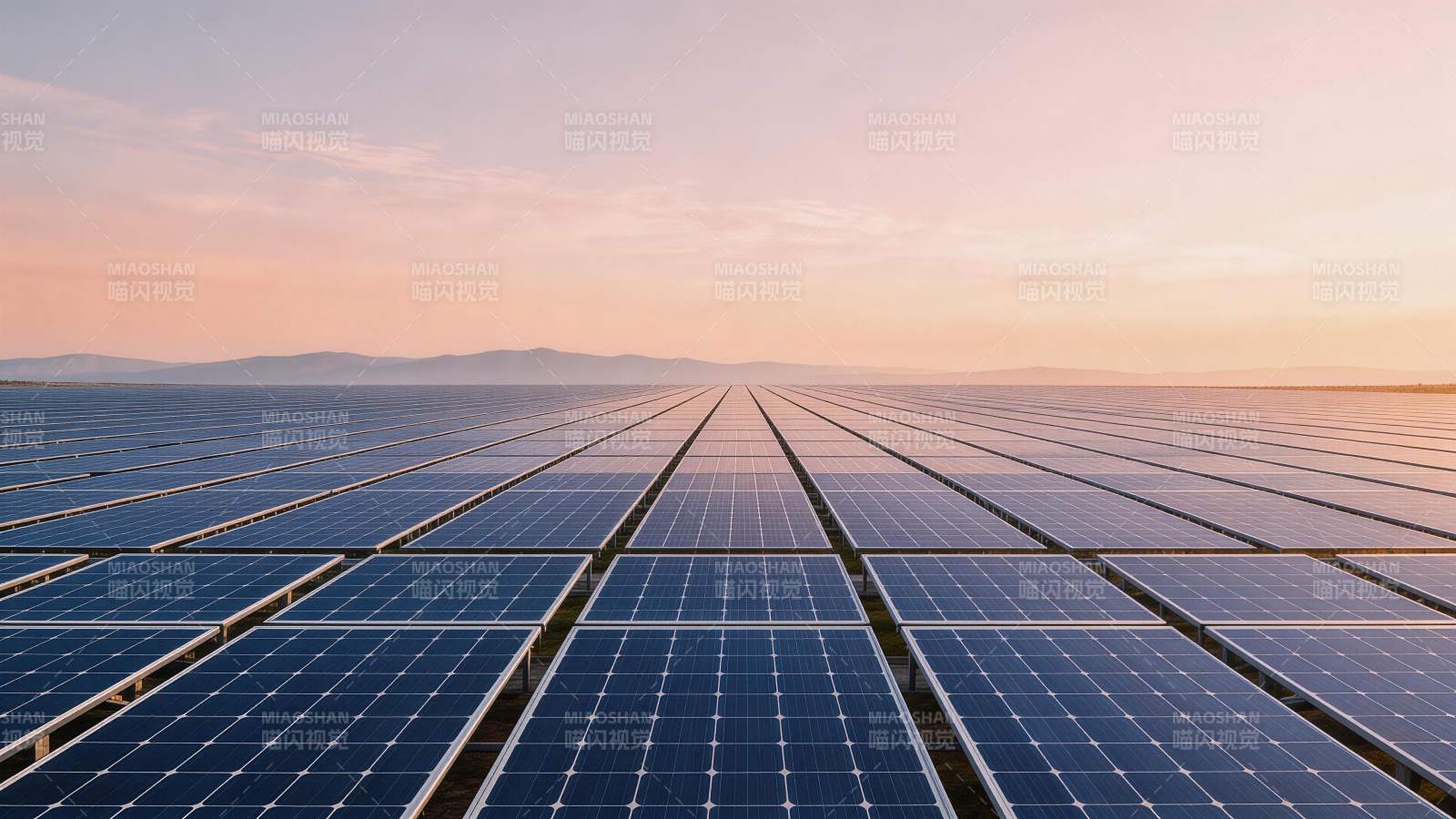 成排太阳能电池板在日落时分整齐排列图片