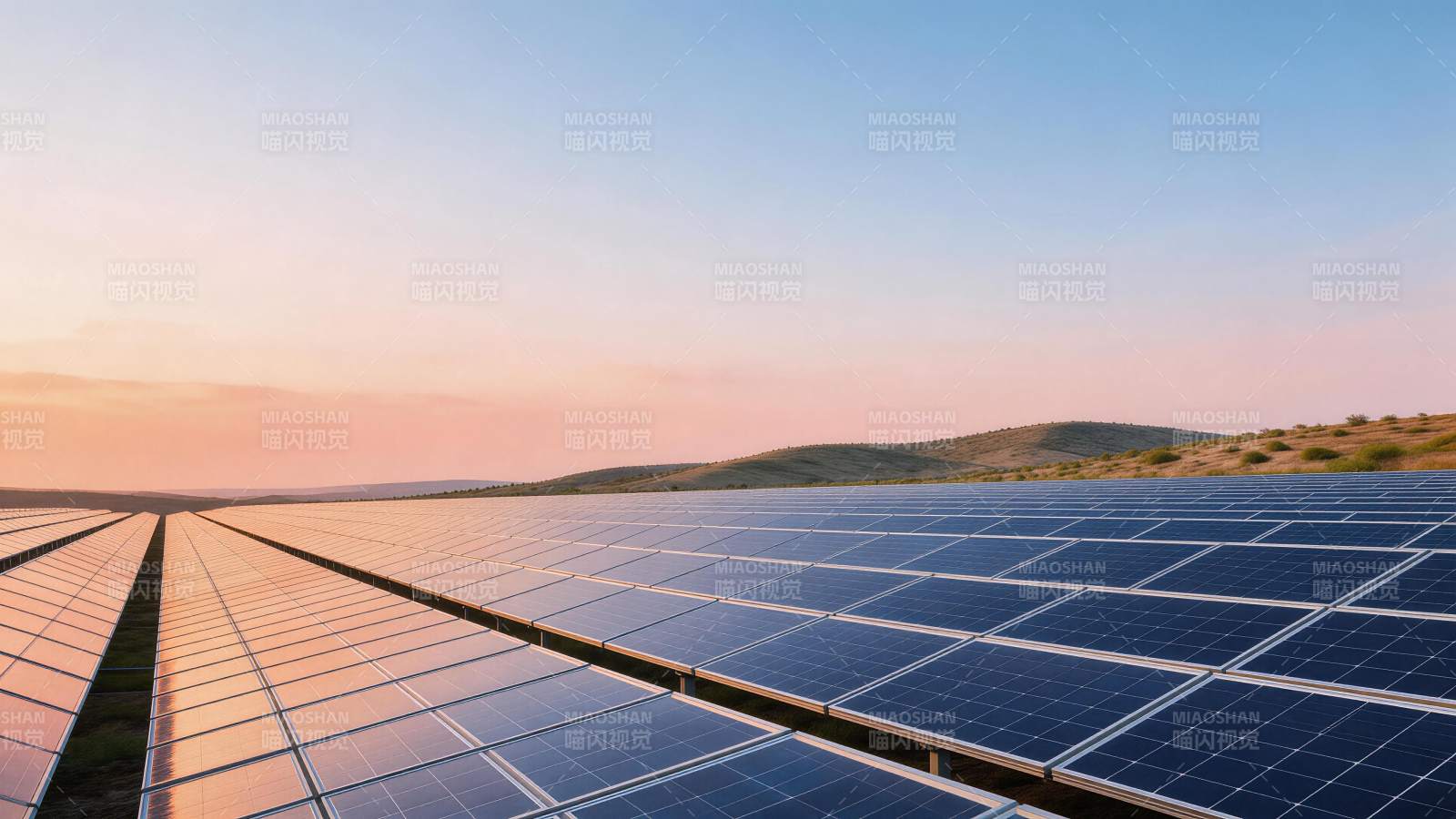 夕阳下整齐排列的太阳能电池板阵列图片