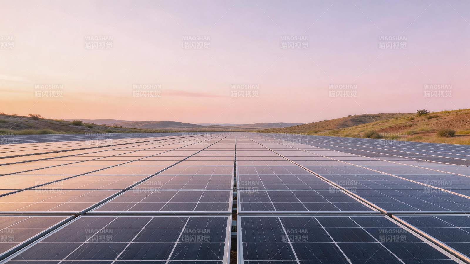 夕阳下整齐排列的太阳能电池板阵列图片