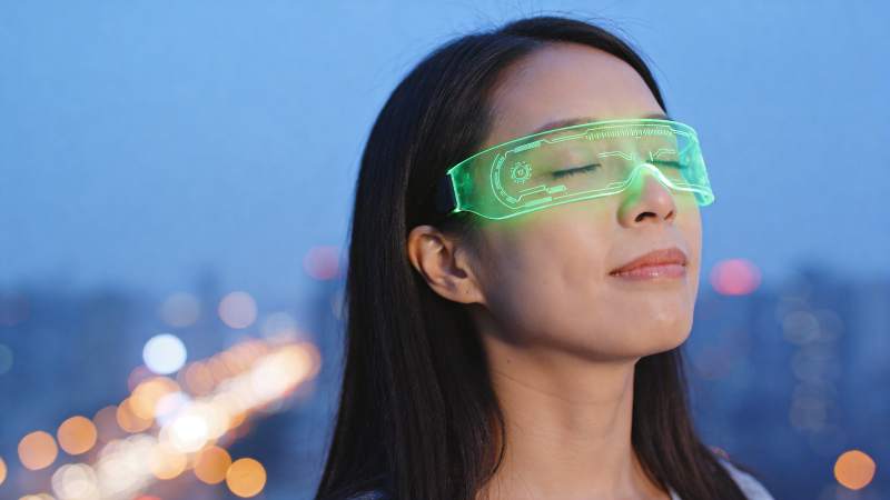 佩戴绿色发光未来感眼镜的女性闭眼侧脸特写图片