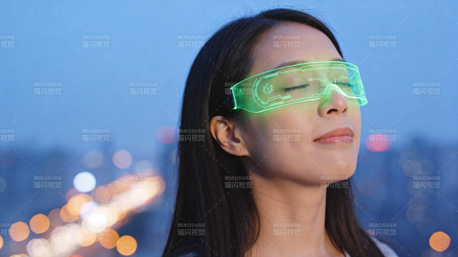 佩戴绿色发光未来感眼镜的女性闭眼侧脸特写图片