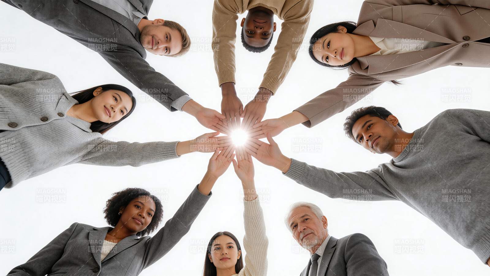 多人围成圆圈手心向上汇聚光芒图片