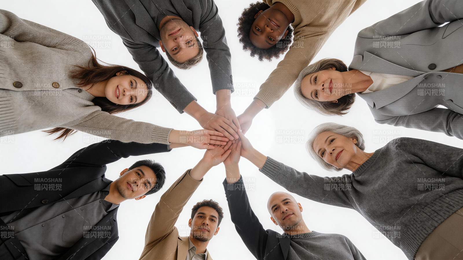 多人围圈叠手展现团队协作与凝聚力图片