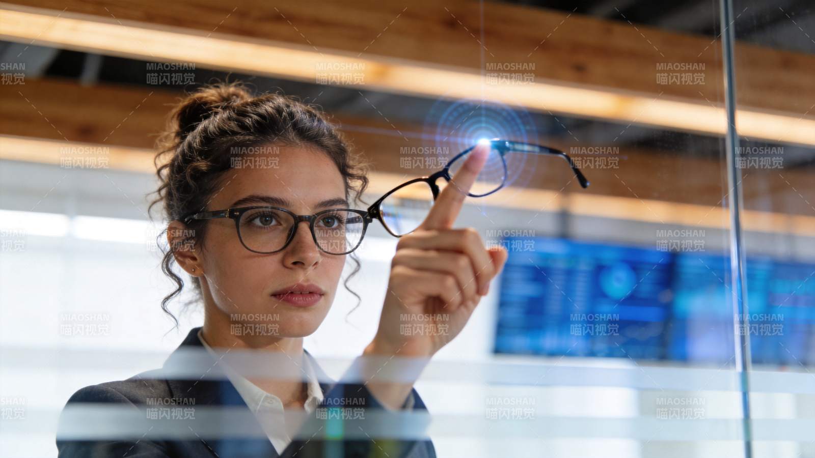 女性戴眼镜指向虚拟屏幕交互界面图片