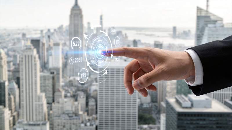 商务人士手指触控全息数据界面城市背景图片